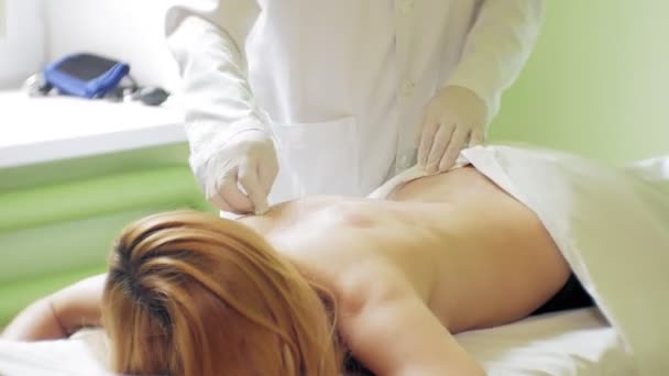 Geleneksel Çin tıp çukurluğu süreci. Akupunktur tedavisi kadın hasta kadın geri Hijamah bardak üzerinde. Geleneksel Çince tedavi. Tıbbi çukurluğu tedavisi donanımları. — Stok video