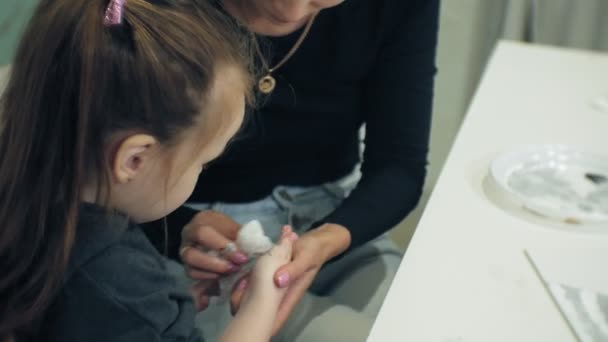 Barn flickor sitta tillsammans vid bordet i klassrummet och rita med sina fingrar och måla. Med dem deras unga och vackra lärare. — Stockvideo