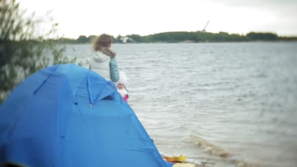 Glad och vacker mor och dotter är mata måsar på stranden vid flodbank — Stockvideo