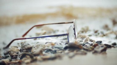 İçinde belgili tanımlık geçmiş 4 k dalgaların kıyıdaki puan yuvarlak bir çerçeve içinde yalan