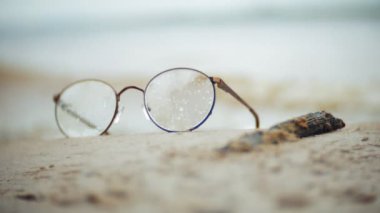 Siyahlısı sahilde dalgaların arka planda puan yuvarlak bir çerçeve içinde yalan