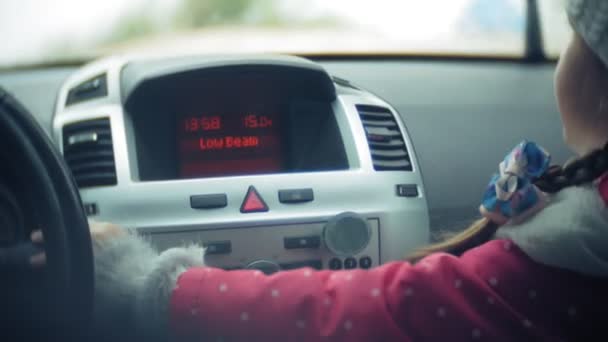 Gelukkig meisje zit op de achterbank van een auto — Stockvideo