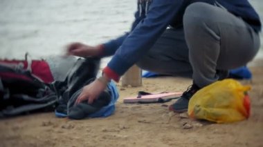 Adam bir turist çadır nehir deniz kıyısında toplar.