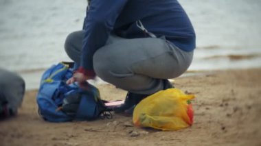 Adam bir turist çadır nehir deniz kıyısında toplar.