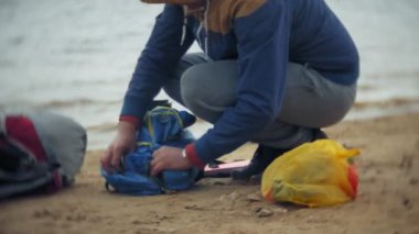 Adam bir turist çadır nehir deniz kıyısında toplar.