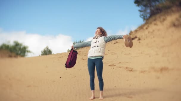 En kvinna går längs sand på stranden vid havet, njuta av livet — Stockvideo