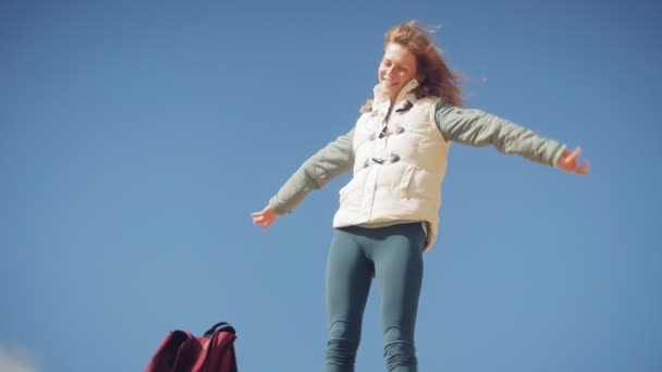 En kvinna går längs sand på stranden vid havet, njuta av livet — Stockvideo