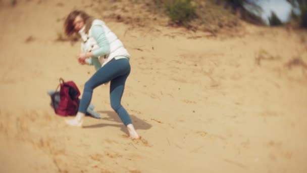 En kvinna går längs sand på stranden vid havet, njuta av livet — Stockvideo