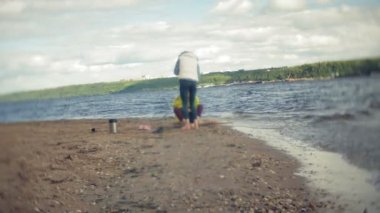 Anne oğlu ile çalış ve sahilde deniz kenarında oturur