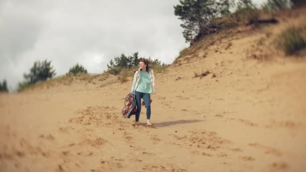 Een Vrouw Loopt Langs Het Zand Het Strand Door Zee — Stockvideo