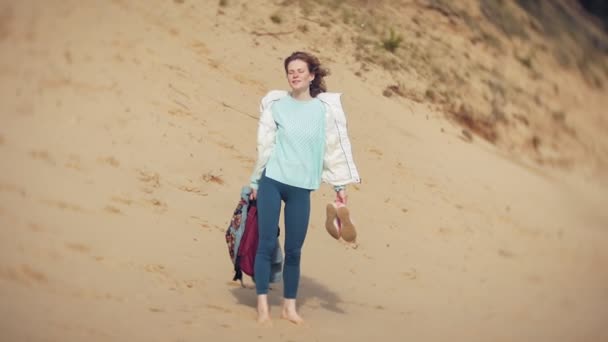 En kvinna går längs sand på stranden vid havet, njuta av livet — Stockvideo
