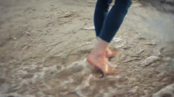 En kvinna går längs sand på stranden vid havet, njuta av livet — Stockvideo