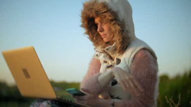 Eski vintage tren Köprüsü yakınlarında dizüstü bilgisayarda çalışan genç kadın.