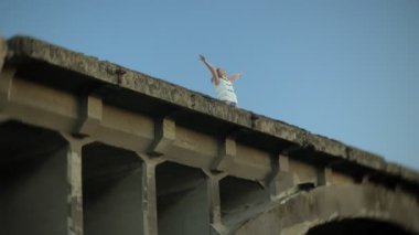 Genç kadın eski vintage tren Köprüsü yürüyor.