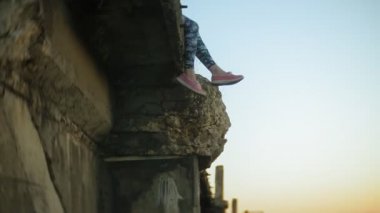 Genç kadın eski vintage tren Köprüsü yürüyor.