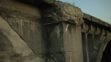 Genç kadın eski vintage tren Köprüsü yürüyor.