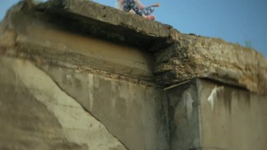 Genç bir kadın pratik yoga bir eski vintage tren Köprüsü yakınlarında.