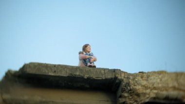 Genç bir kadın pratik yoga bir eski vintage tren Köprüsü yakınlarında.