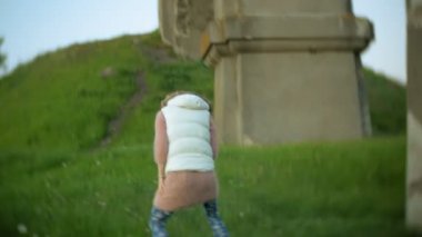 Genç kadın eski vintage tren Köprüsü yürüyor.