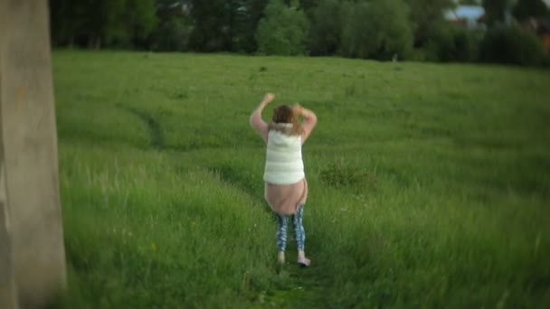 Jonge vrouw loopt in de buurt van de oude vintage spoorbrug. — Stockvideo