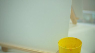 Sanat Okulu, yaratıcılık ve konsepti ile Sephalar, fırçalar ve paletleri, hayat stüdyoda hala