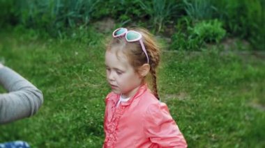 Mutlu anne ve küçük kızı birlikte oynayan açık, üfleme sabun köpüğü, arka bahçesinde üzerinde eğleniyor. Doğa. Güzellik Anne ve çocuk parkı birlikte. Anne ve bebek