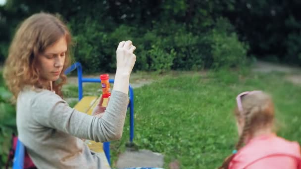 Feliz Madre Pequeña Hija Jugando Juntos Aire Libre Soplando Burbujas — Vídeo de stock