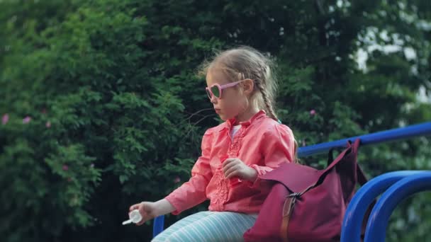 Felice bambino che soffia bolle di sapone nel parco primaverile . — Video Stock