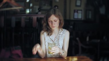 kadın bir kokteyl bir restoranda içer.