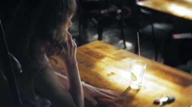 Genç kadın yemek lokanta, siyah hamburger