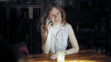 Genç kadın yemek lokanta, siyah hamburger