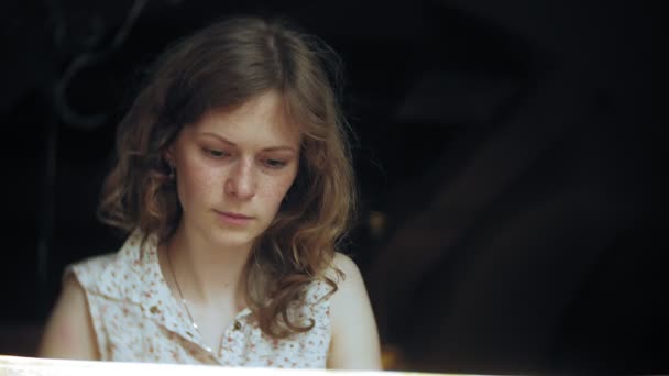 Joven hermosa mujer mirando el menú en el restaurante, pasando páginas y la elección de platos para la cena evento de almuerzo citas - ambiente del restaurante con camareros moviendo el lapso de tiempo de movimiento rápido primer plano — Vídeo de stock