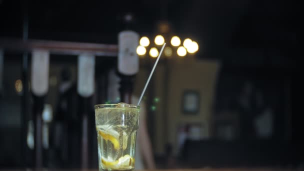 Mulher bebe um cocktail em um restaurante — Vídeo de Stock