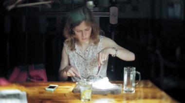 Genç kadın yemek lokanta, siyah hamburger