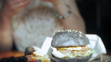 bir kadın bir restoranda bir kokteyl içer ve telefon kullanır