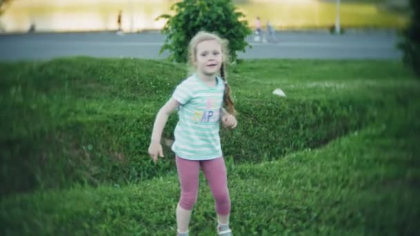 femme heureuse et fille jouer dans frisbee dans le parc 