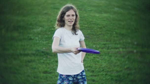 Mulher feliz e filha jogando no frisbee no parque — Vídeo de Stock