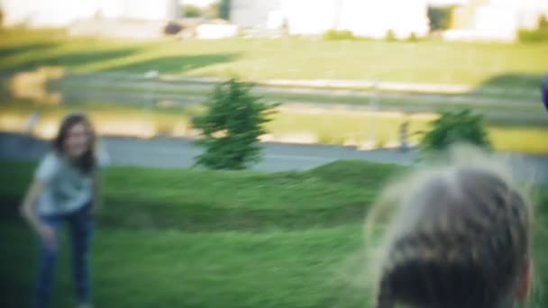 Mulher feliz e filha jogando no frisbee no parque — Vídeo de Stock