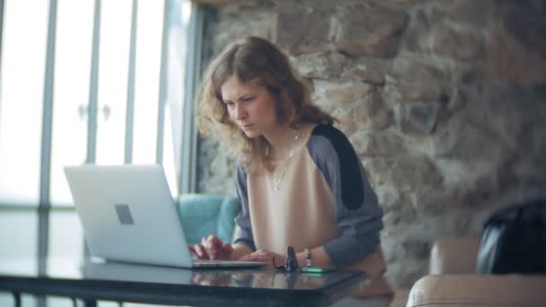 Jeune belle femme d'affaires assise sur un canapé à table avec tablette — Video