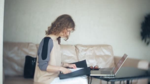 Fiatal gyönyörű üzleti nő ül asztalhoz a tábla kanapéval — Stock videók