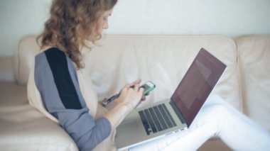 Divan tablet ile masada oturan genç güzel iş kadın