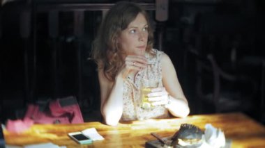 Genç kadın yemek lokanta, siyah hamburger