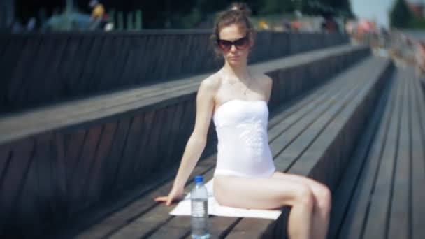 Hete meisje liggend op het strand in de zon. — Stockvideo