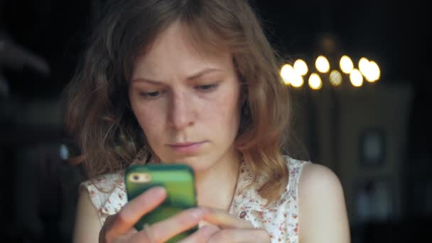 吃快餐的年轻妇女, 黑汉堡 — 图库视频影像