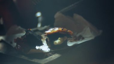 Genç kadın yemek lokanta, siyah hamburger