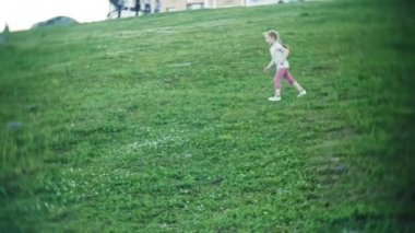 mutlu bir kadın ve kızı Park Frizbi oynamaya