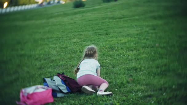 Lycklig kvinna och dotter spelar i frisbee i park — Stockvideo