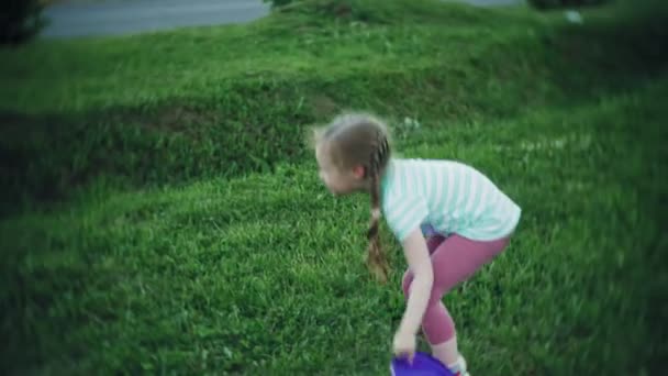 Mulher feliz e filha jogando no frisbee no parque — Vídeo de Stock