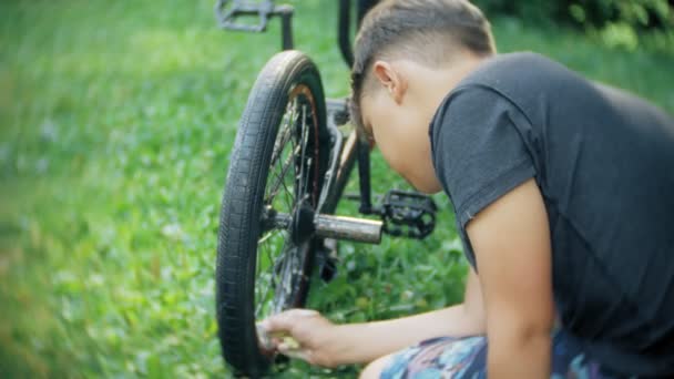 Αγόρι Πλύσεις Του Bmx Ποδήλατο Νερό Και Τον Αφρό — Αρχείο Βίντεο