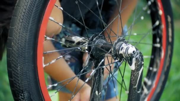 De jongen wast zijn Bmx fiets met water en schuim — Stockvideo